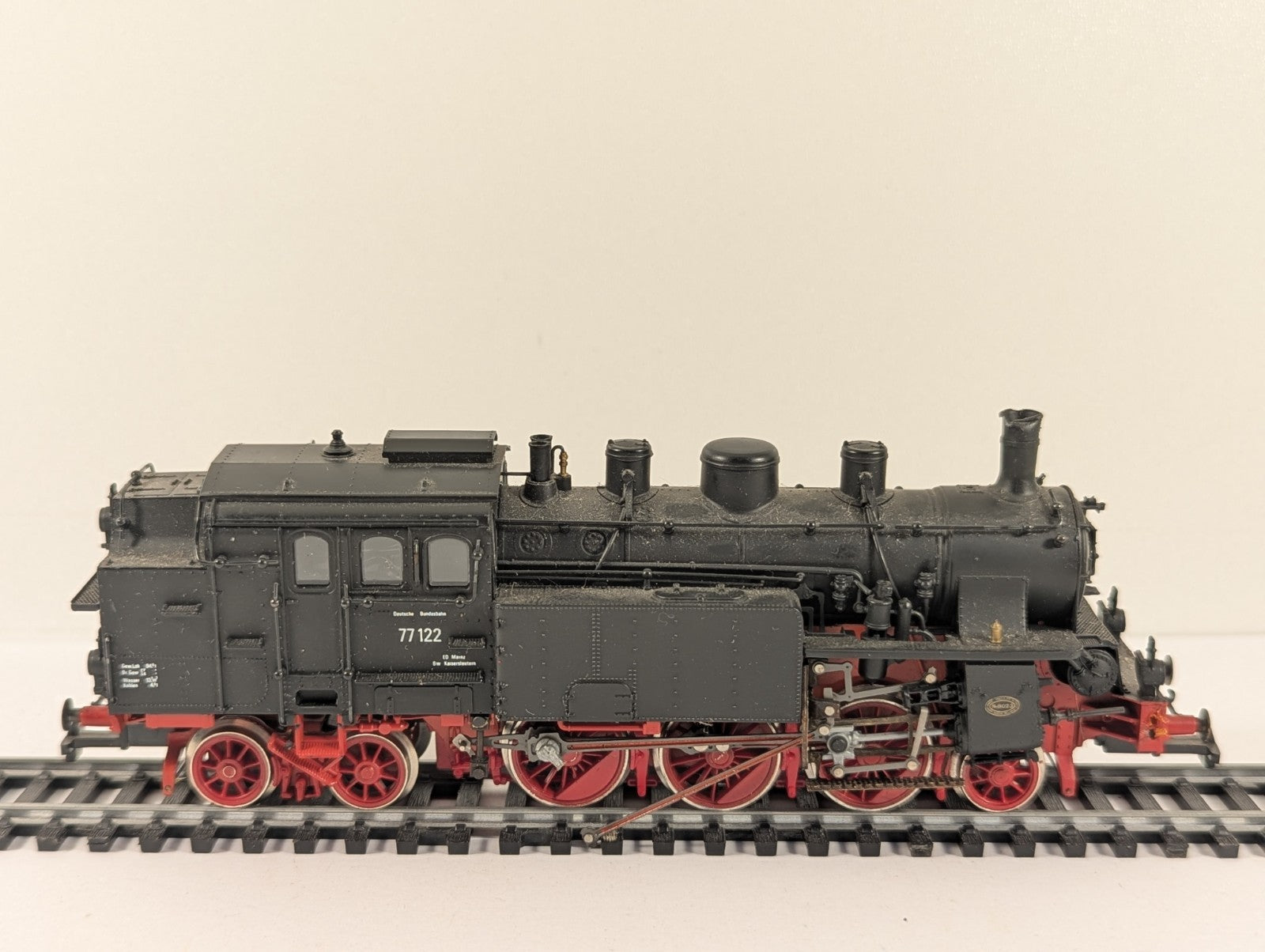 Rivarossi HO Gauge DB BR 77 122 Tank Locomotive Poor Runner