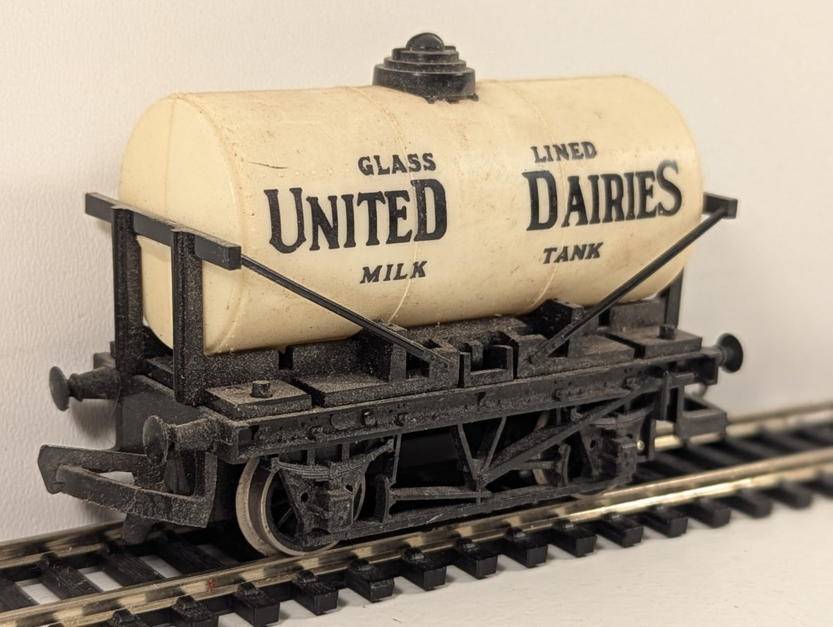 Hornby OO Gauge United Dairies Milk Tank Wagon