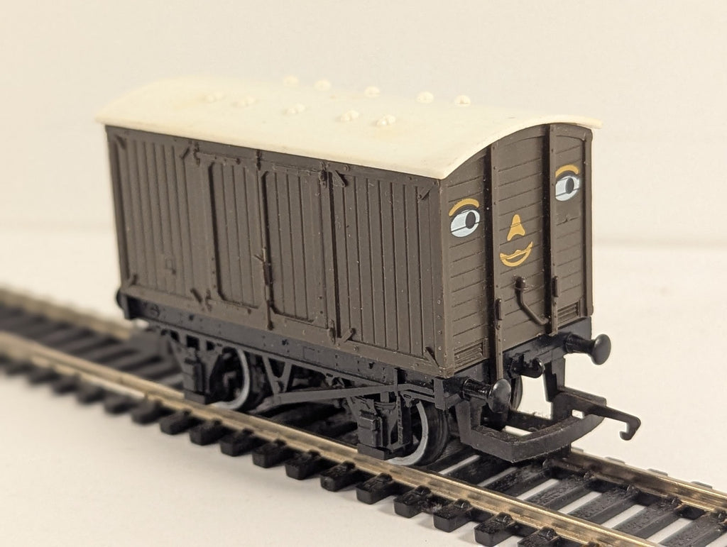 Hornby OO Gauge Ventilated Van (Troublesome Truck) Rolling Stock Brown R9290