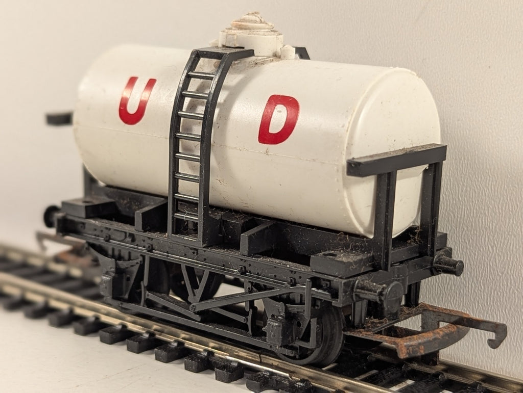 Tri-ang Hornby R15 OO Gauge White United Dairies Milk Tanker