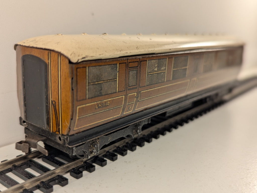 Hornby Dublo D1 LNER Teak First & Third Corridor Coach OO Gauge - missing buffer