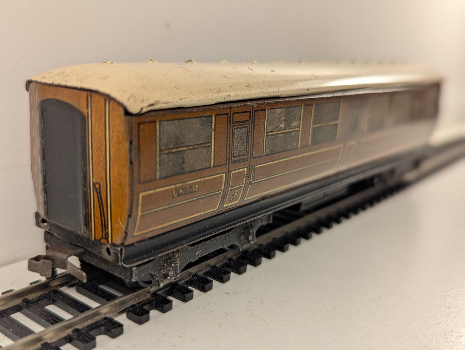 Hornby Dublo D1 LNER Teak First & Third Corridor Coach OO Gauge - missing buffer