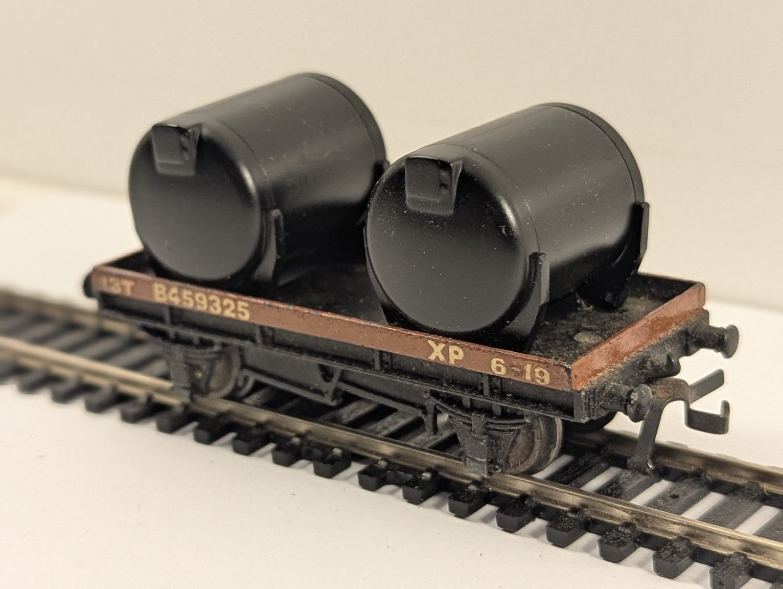 Tri-ang OO Gauge R125 BR Bauxite 1-Plank Wagon with Two Tanks B4593