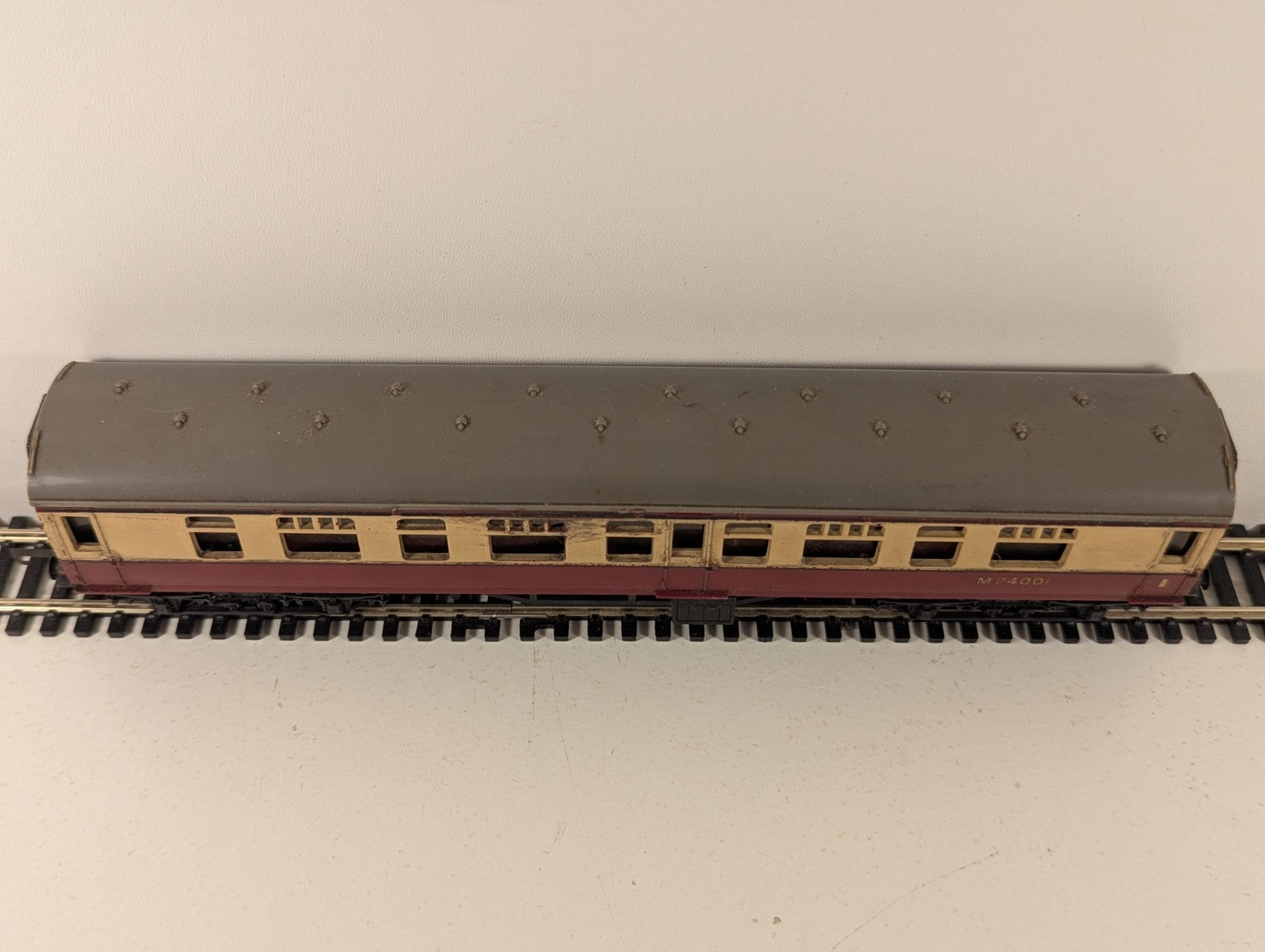 Tri-ang OO Gauge BR Crimson & Cream Composite Coach