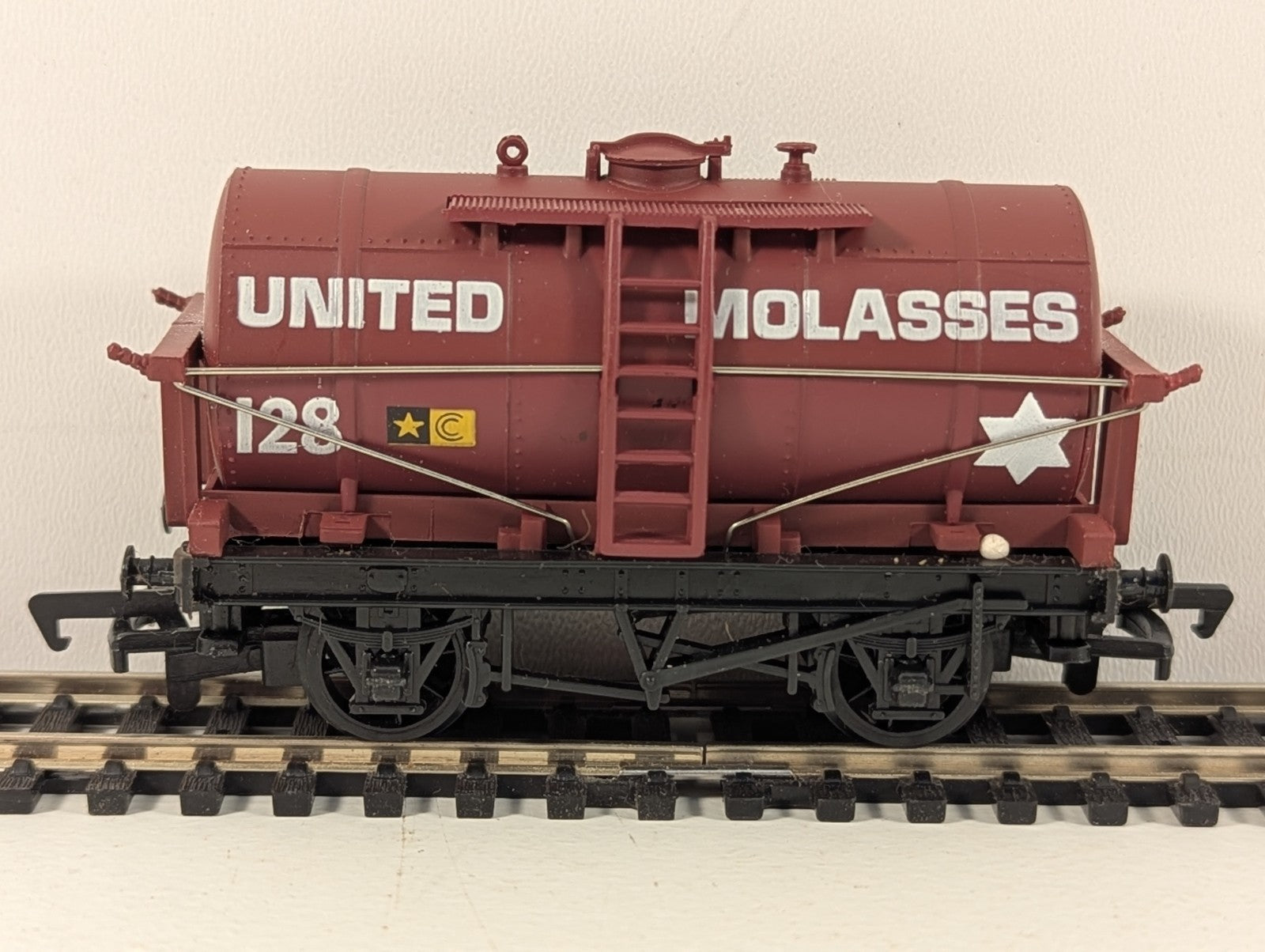 Mainline OO Gauge United Molasses 12 Ton Tanker Wagon