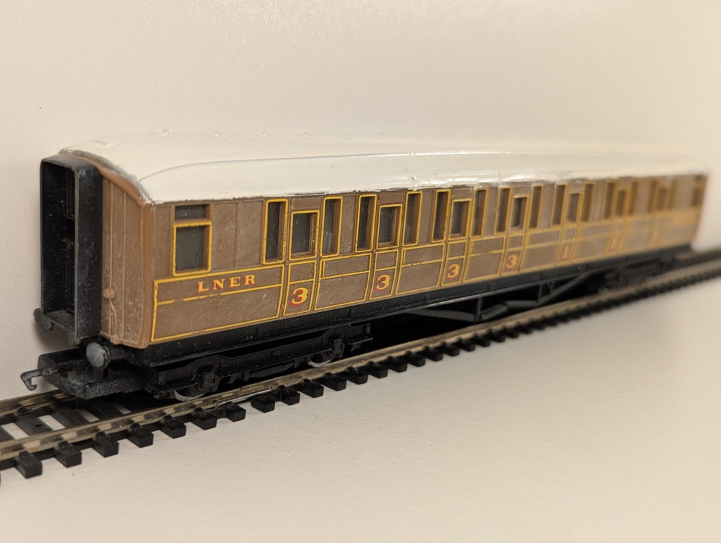 Hornby OO Gauge LNER Teak Composite Coach No. 22356 – Repainted Roof