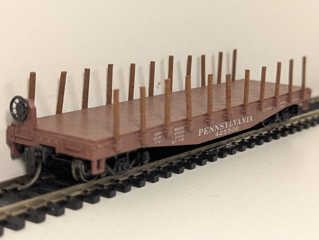 Industrial Rail HO Gauge Pennsylvania Flat Car with Stakes 425500