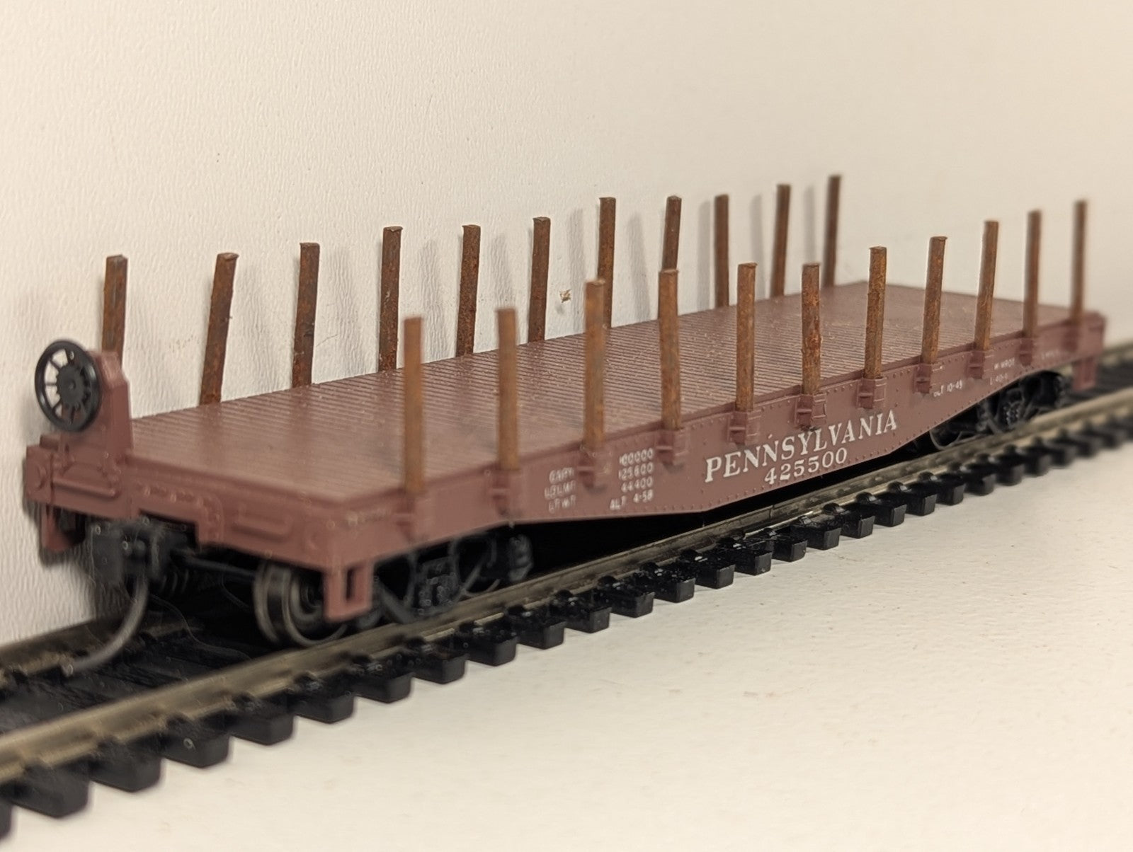 Industrial Rail HO Gauge Pennsylvania Flat Car with Stakes 425500
