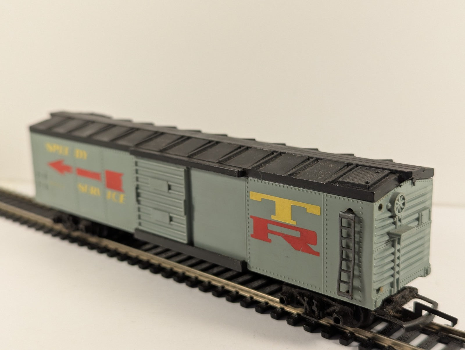 Tri-ang R136 OO Gauge Grey Speedy Service Boxcar