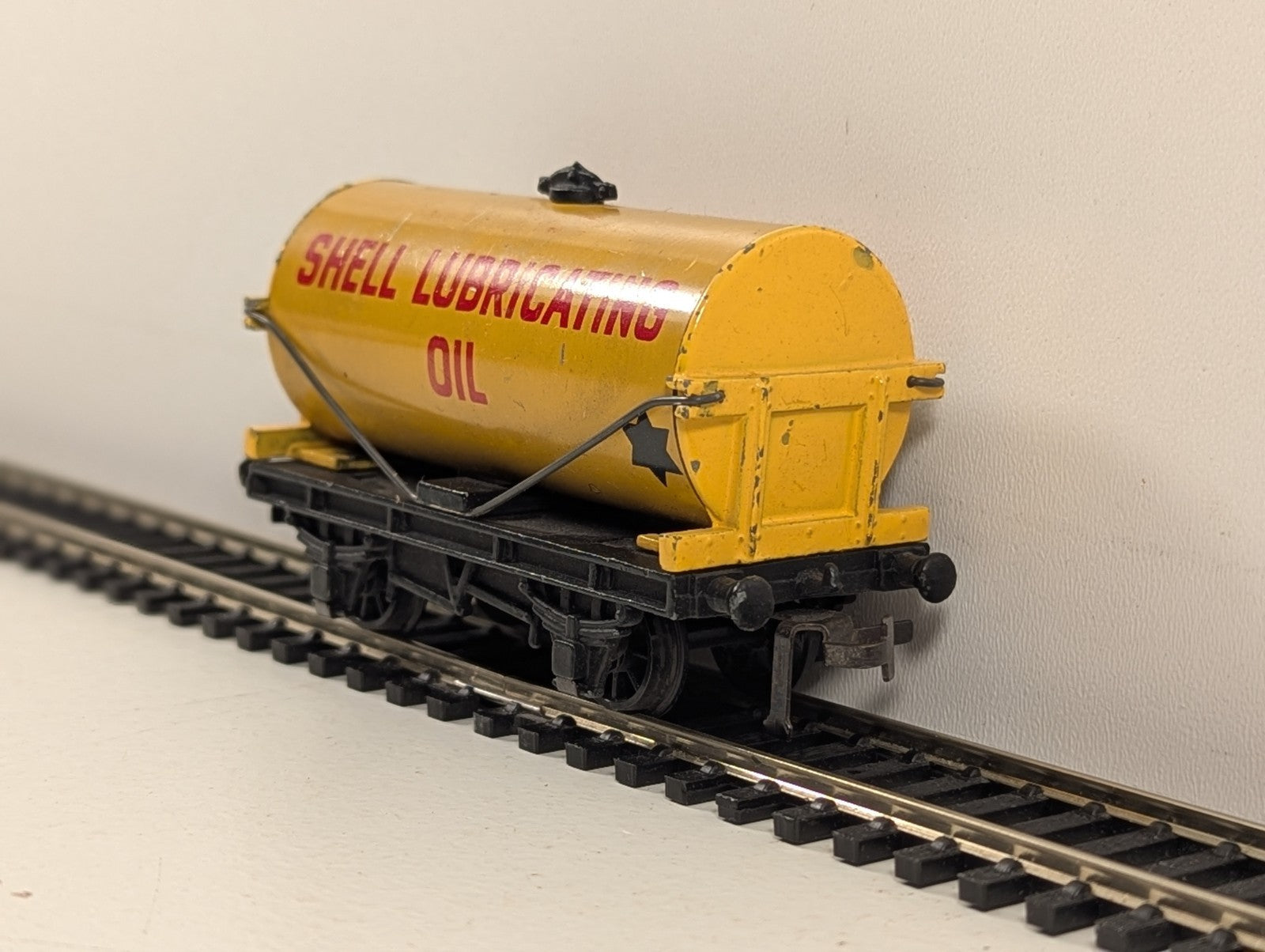 Hornby Dublo 32082 OO Gauge Shell Lubricating Oil Tanker - Wrong Box