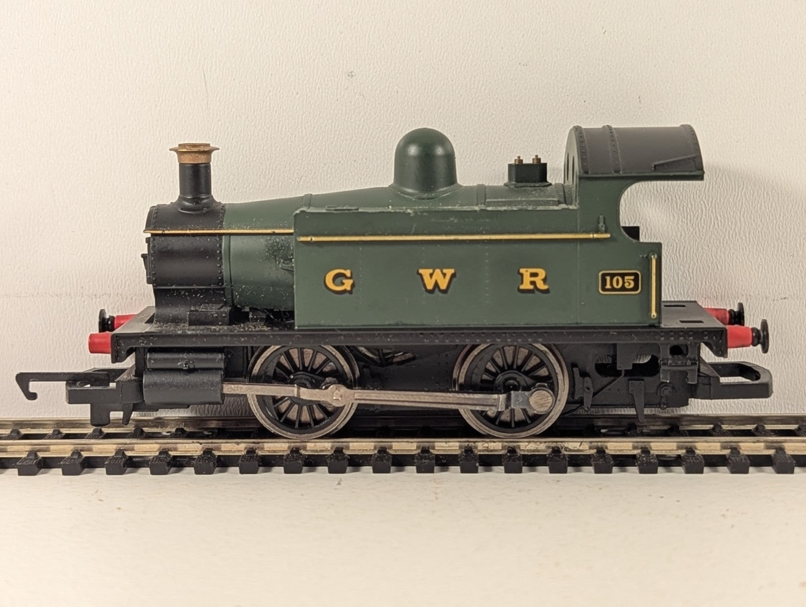Hornby OO Gauge GWR Holden Class 101 0-4-0T Locomotive 105 GWR Green