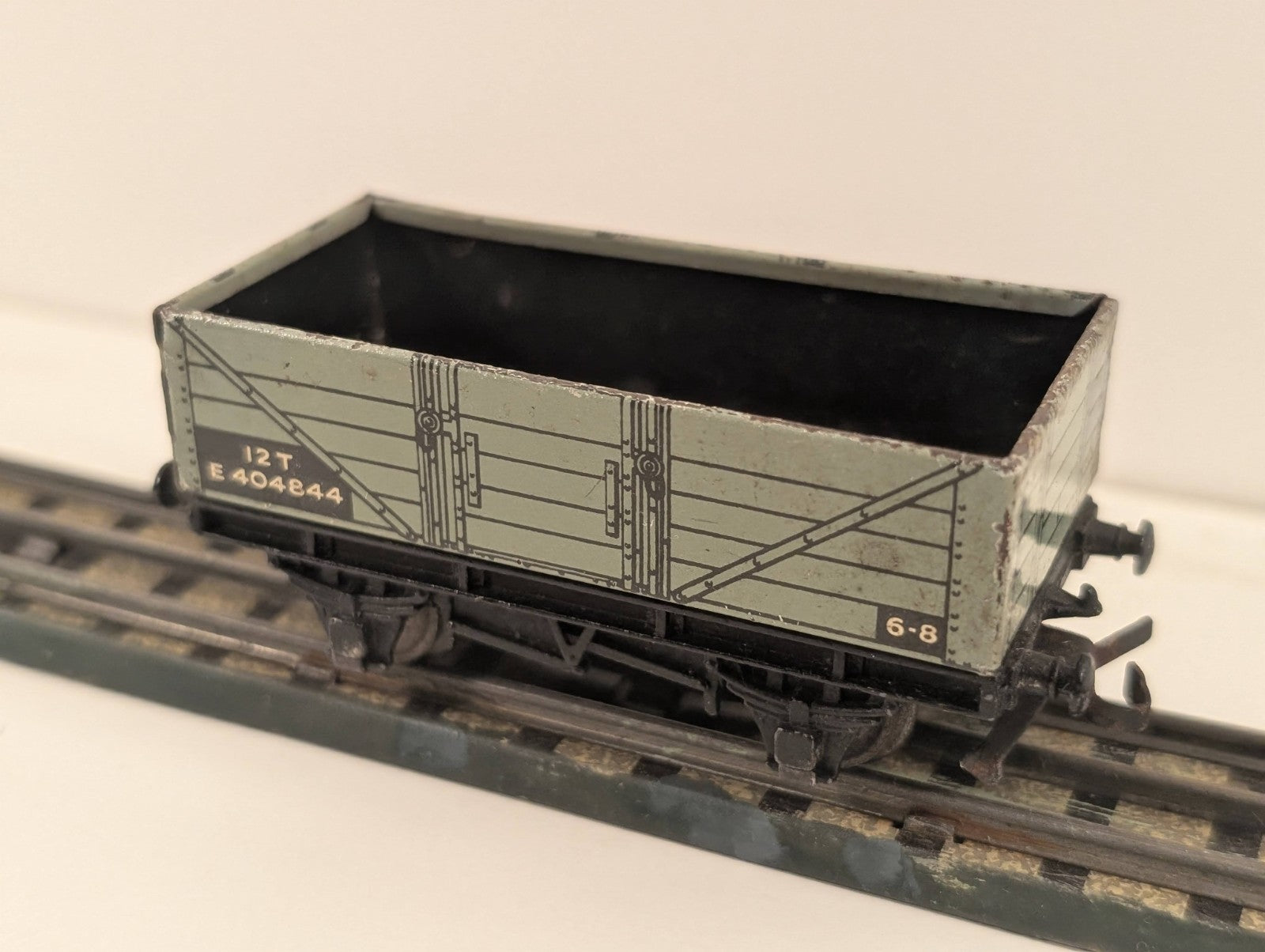 Hornby Dublo 32075 OO Gauge 5 Plank Wagon, with the number E404844