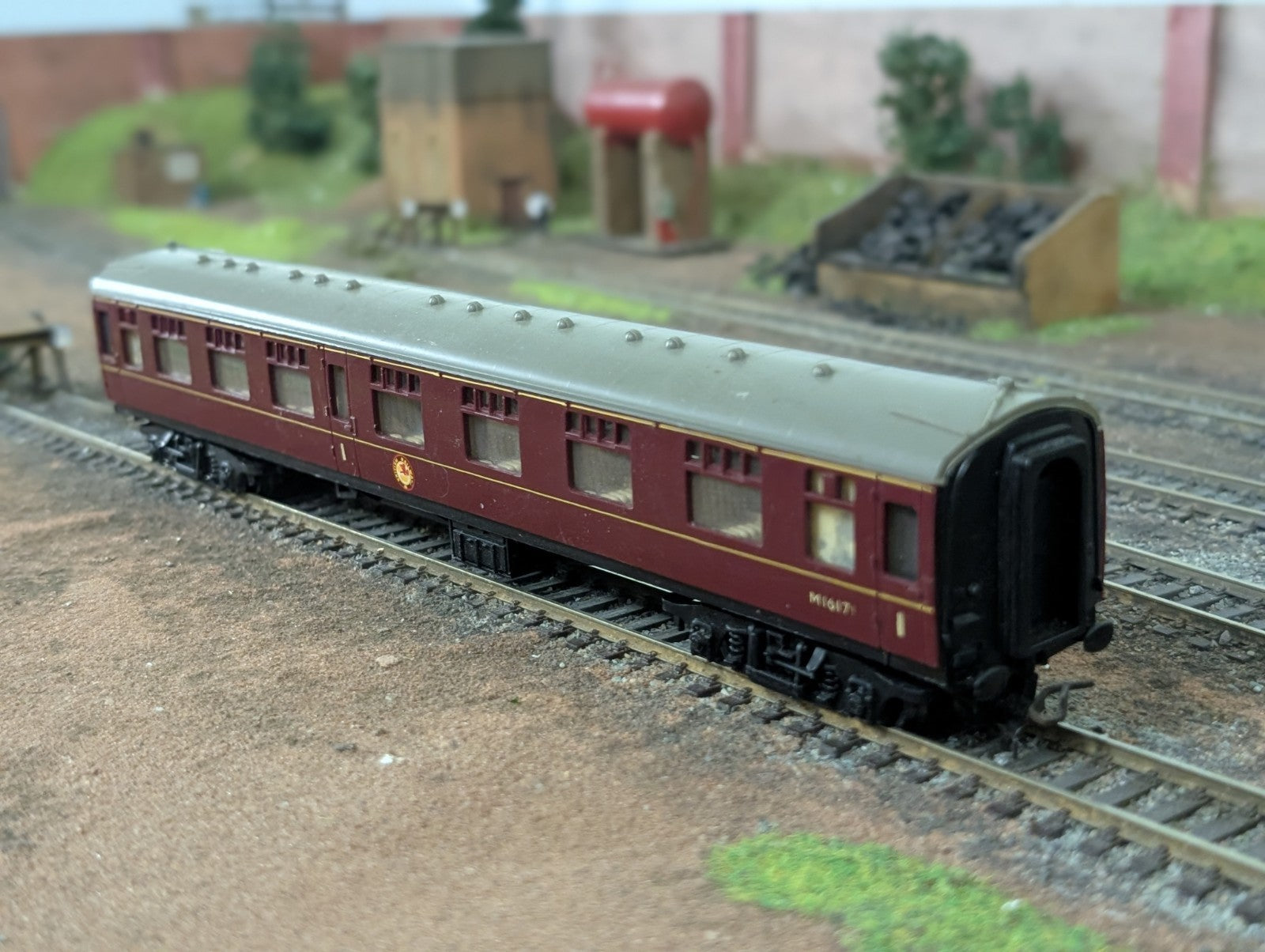Trix Mk1 Composite Corridor M16171 in BR Maroon OO Gauge