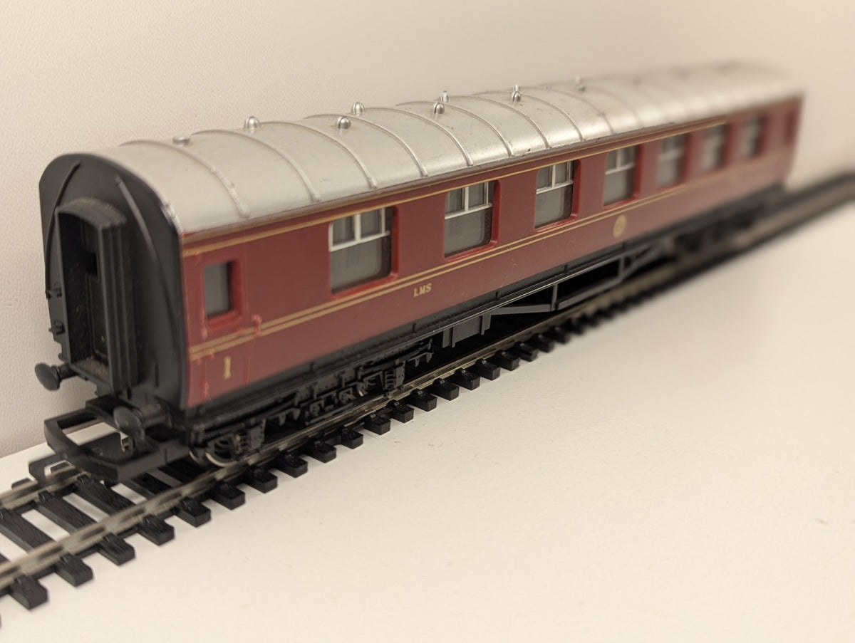Hornby R433 OO LMS Stanier Composite Coach 3934