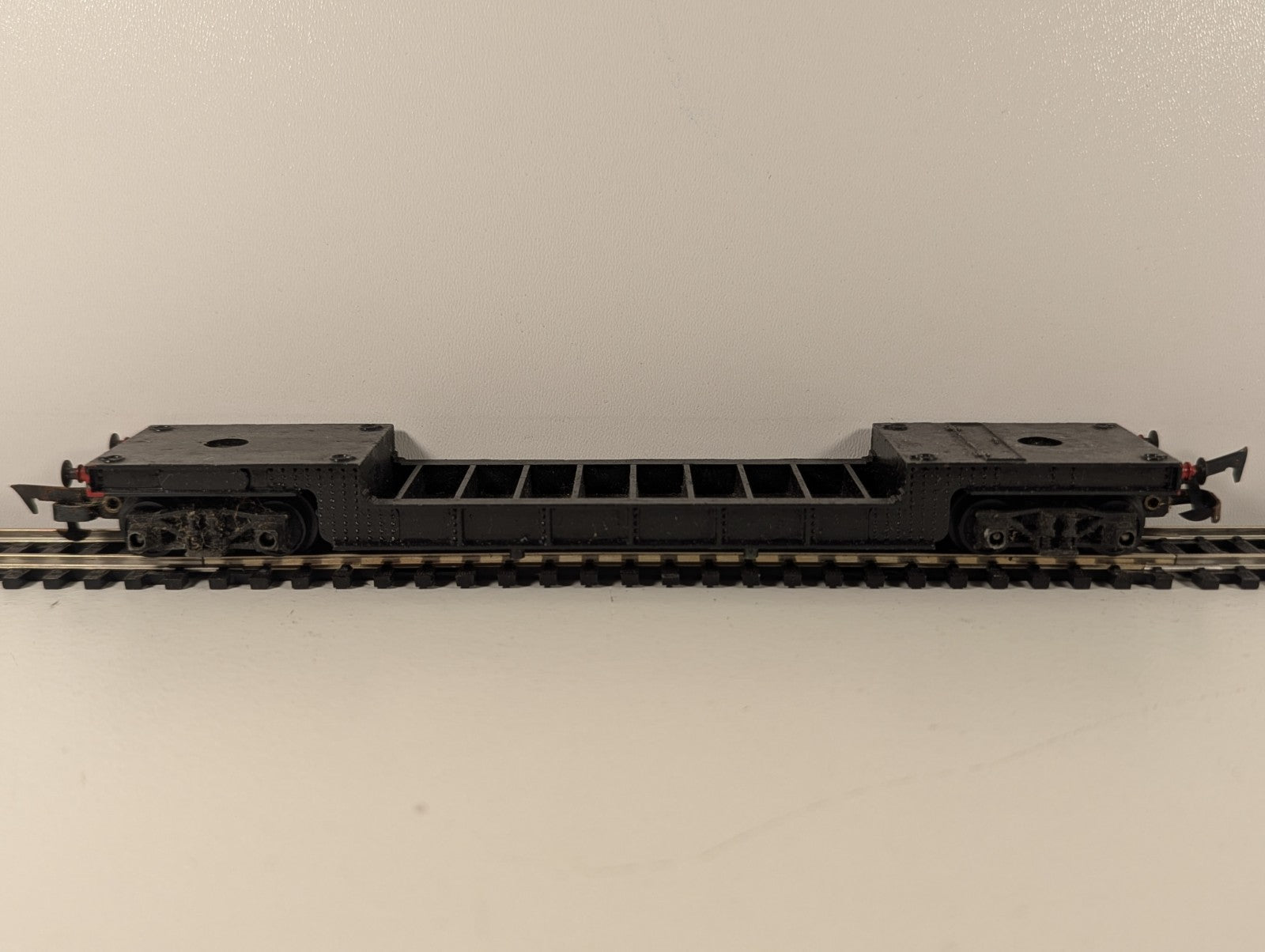 Tri-ang R118 OO Gauge Bogie Well Wagon – Repainted