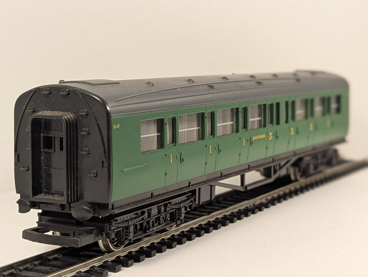 Hornby OO Gauge Maunsell Composite Coach Passenger Coach 5117 Southern Green