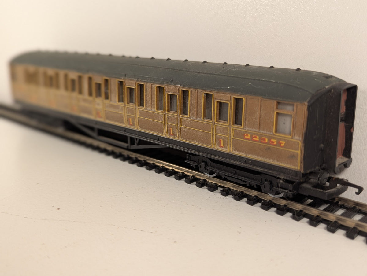 Hornby OO Gauge LNER Gresley Teak Coach – Repainted Roof