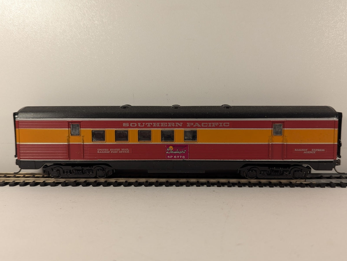Athearn HO Gauge Southern Pacific Daylight Railway Express Agency Car