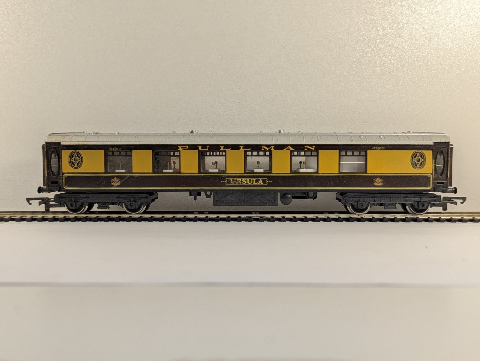 Hornby OO Gauge Pullman Parlour Coach "Ursula"