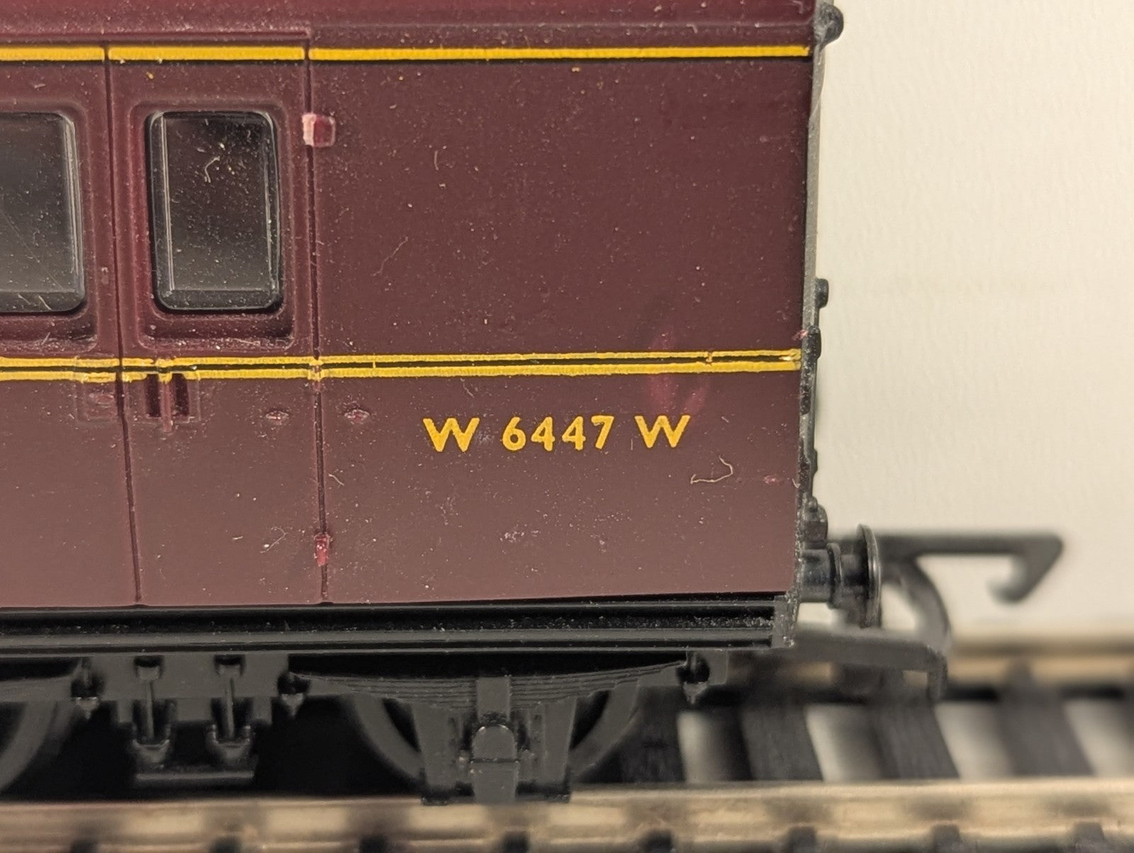Mainline OO Gauge BR Maroon Collett Brake Composite Coach W6447W