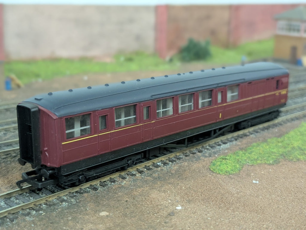 Hornby R4054 OO Gauge BR Brake Composite Coach (Ex-LNER) E10073E