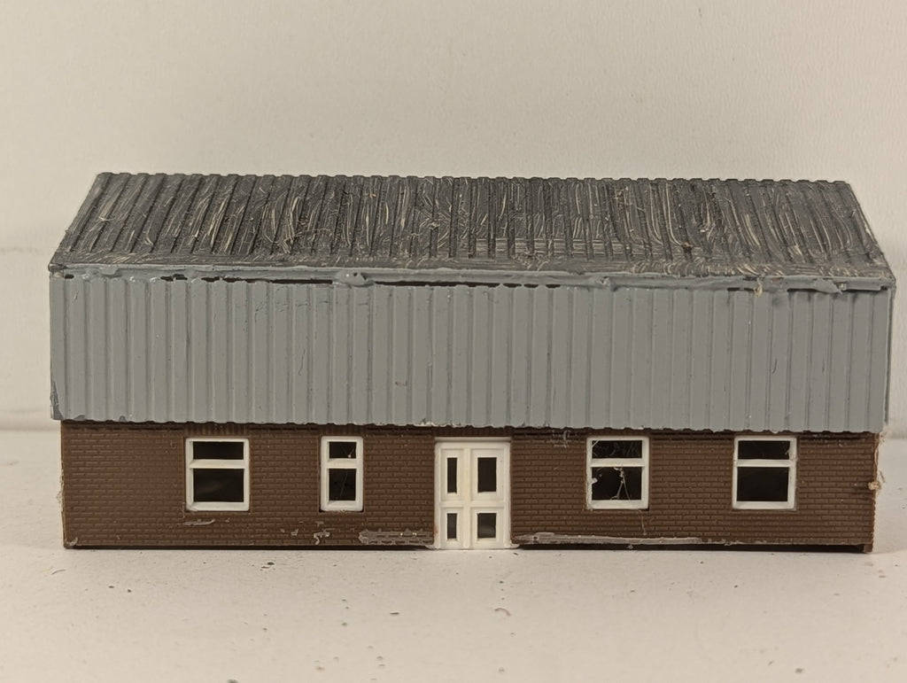 N Gauge Industrial Workshop / Office Building Grey, Brown and White