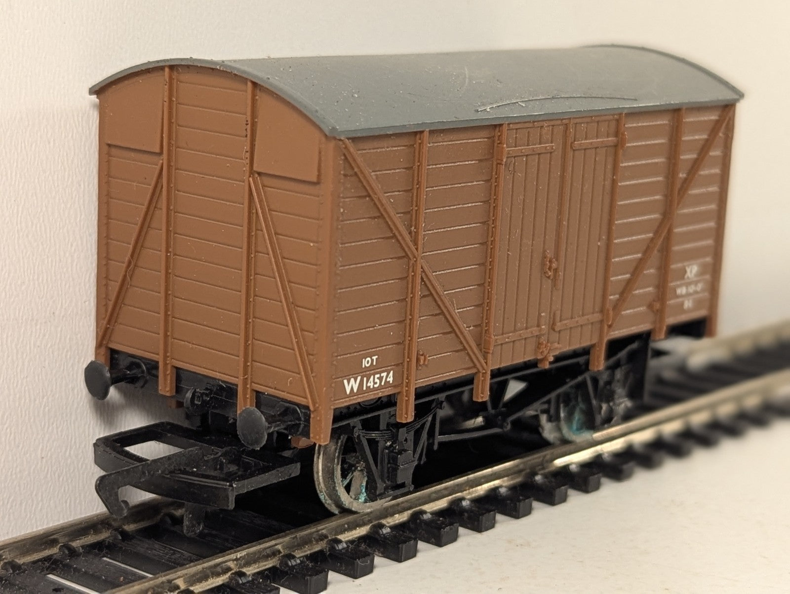 Hornby OO Gauge BR 10t Planked Ventilated Van Rolling Stock W14574