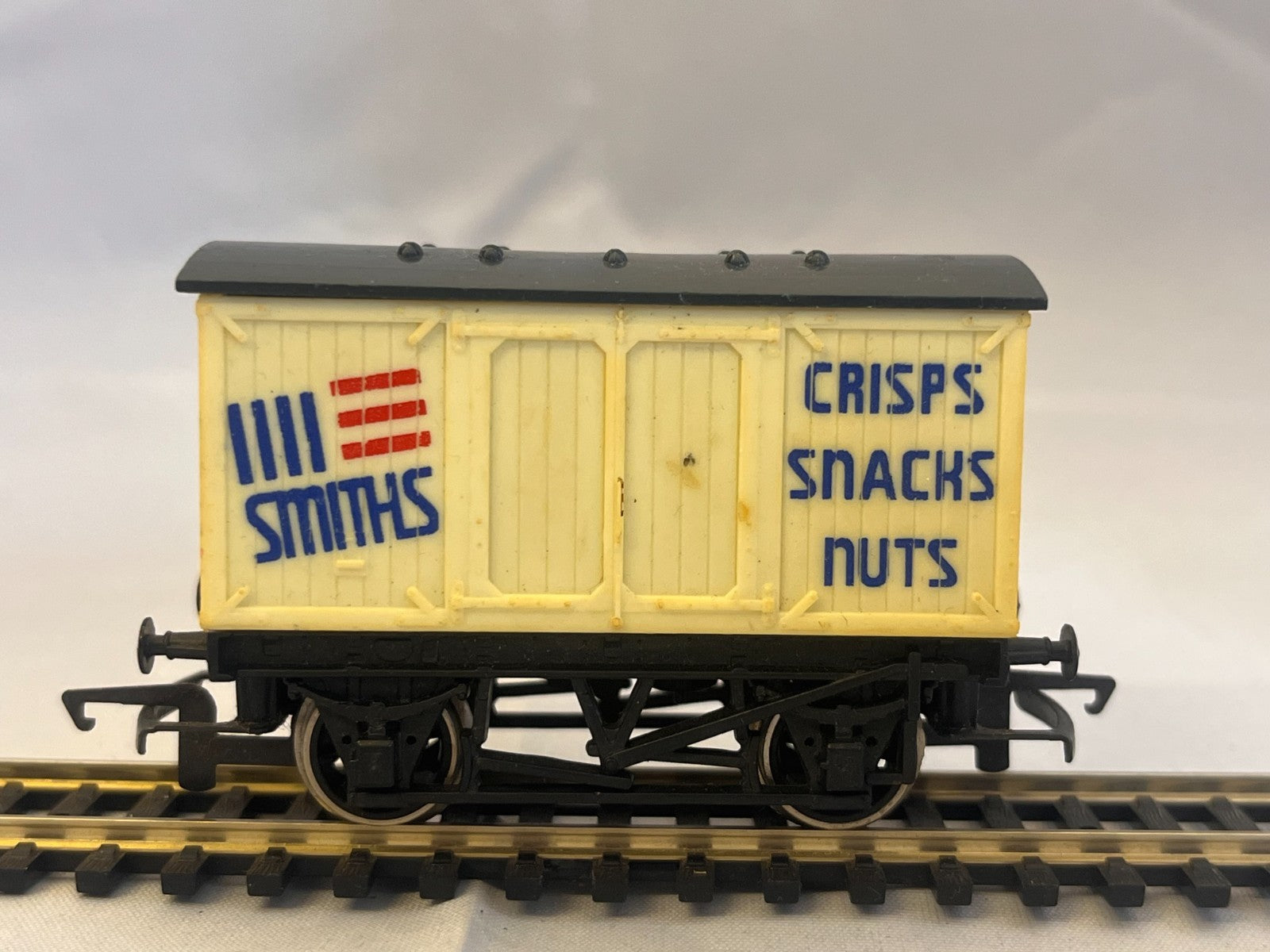 Hornby R135 OO Gauge Smiths Crisps Closed Van Wagon