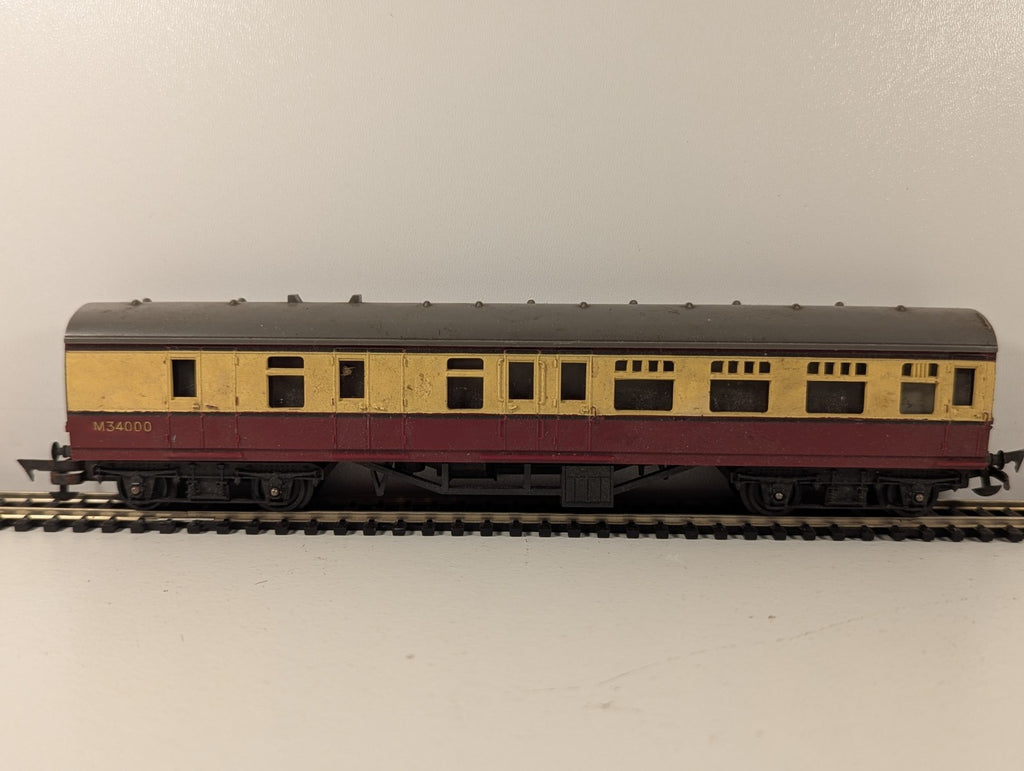 Tri-ang OO Gauge BR Brake 3rd Coach Blood & Custard