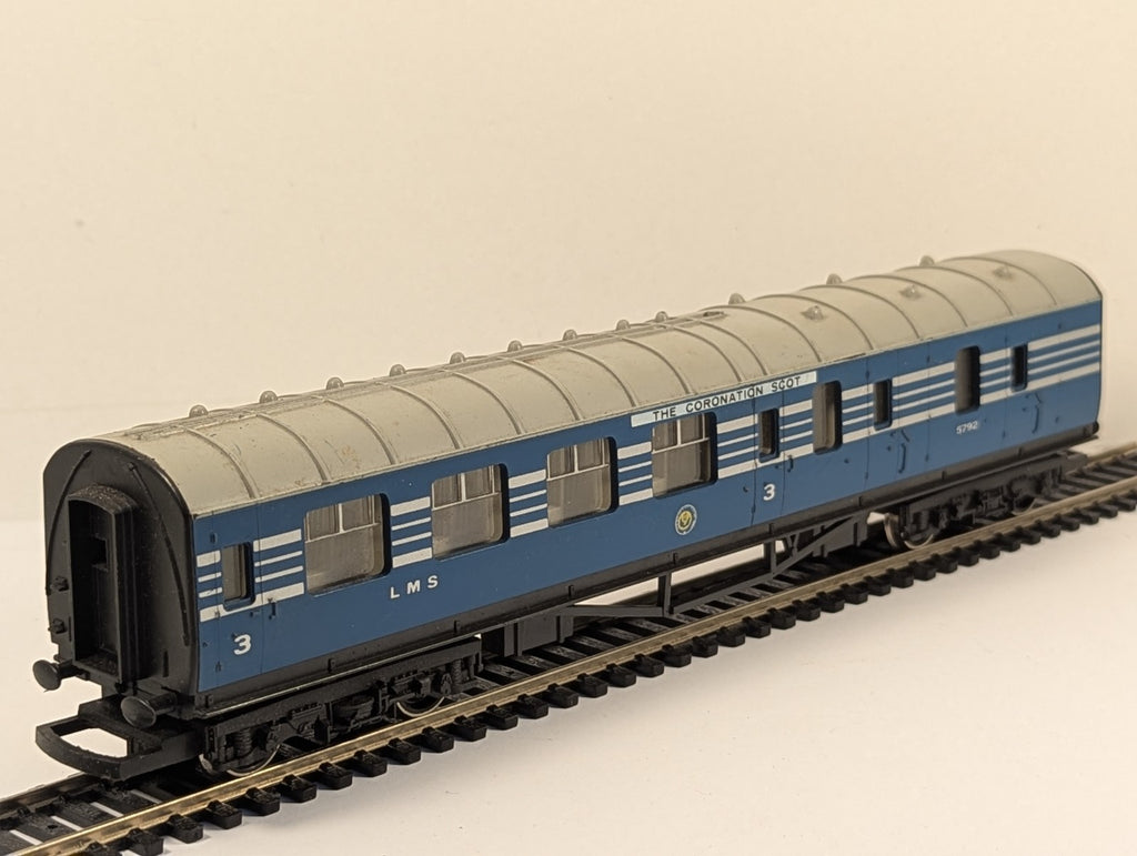 Hornby R423 OO Gauge LMS Coronation Scot 3rd Class Coach 5792