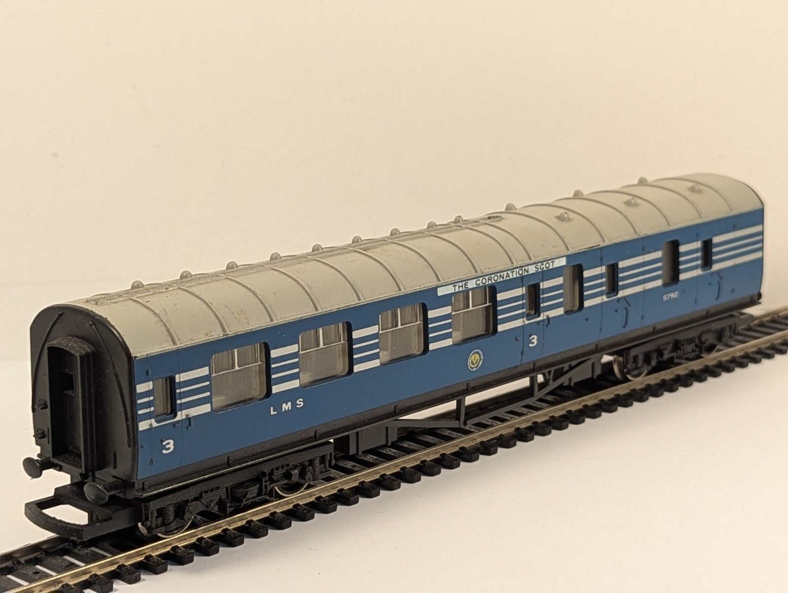 Hornby R423 OO Gauge LMS Coronation Scot 3rd Class Coach 5792