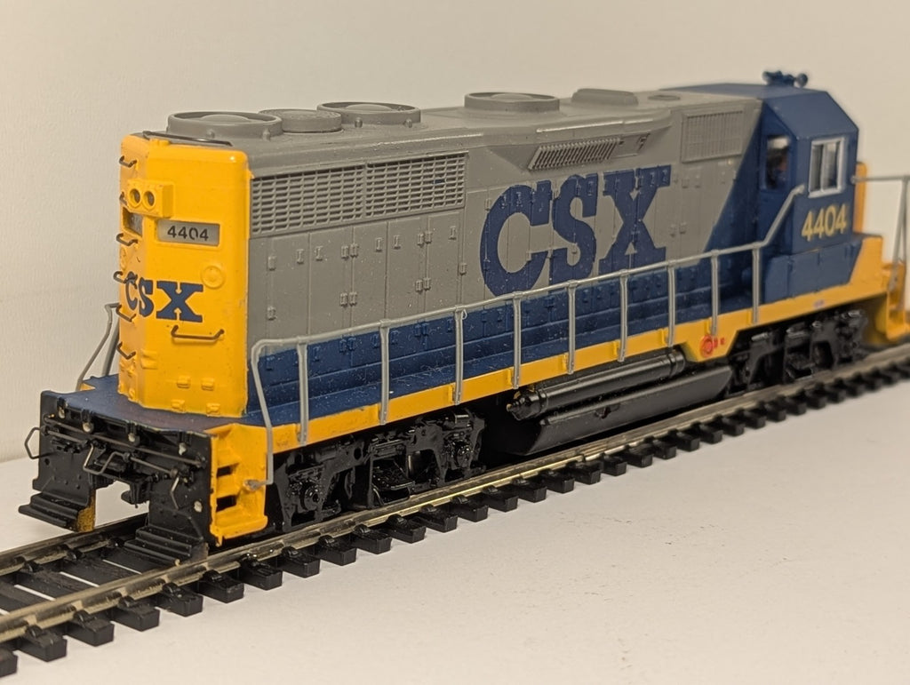 Bachmann Plus OO Gauge CSX EMD GP35 Diesel – Missing Couplers Noisy
