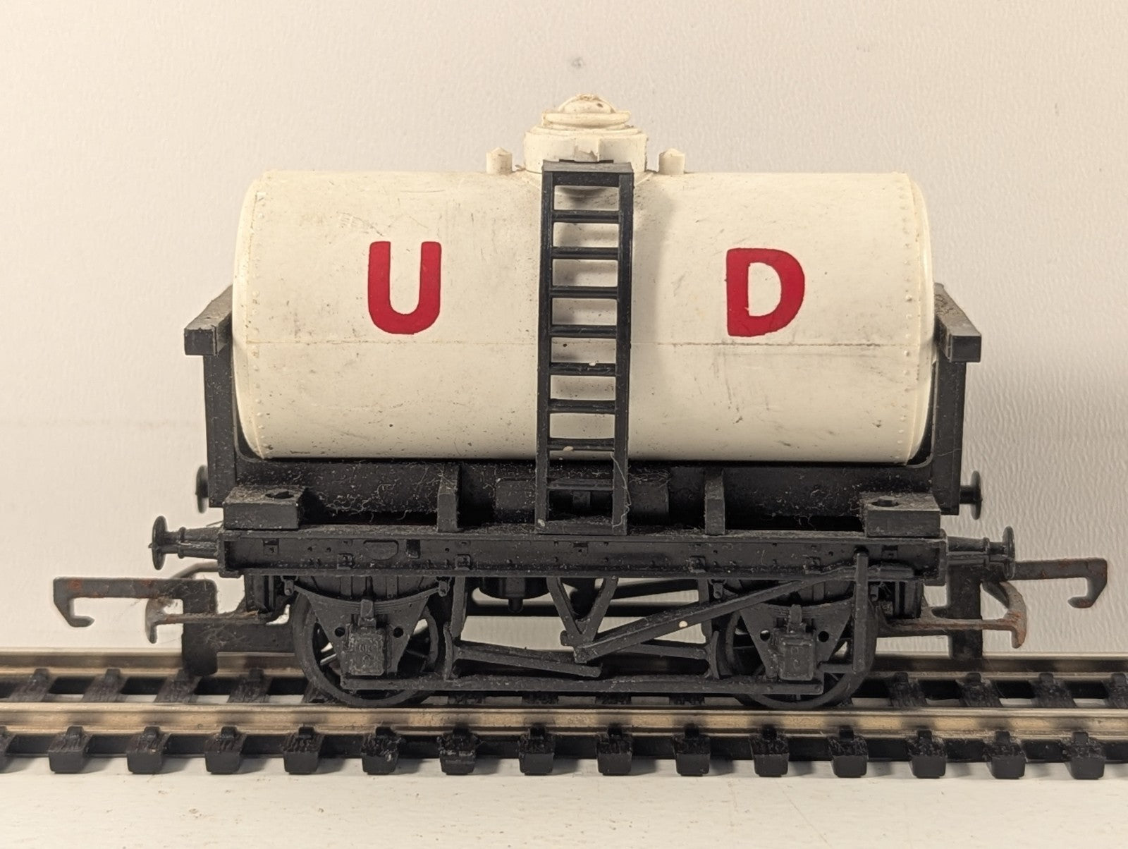 Hornby OO Gauge R080 United Dairies UD Milk Tank Wagon