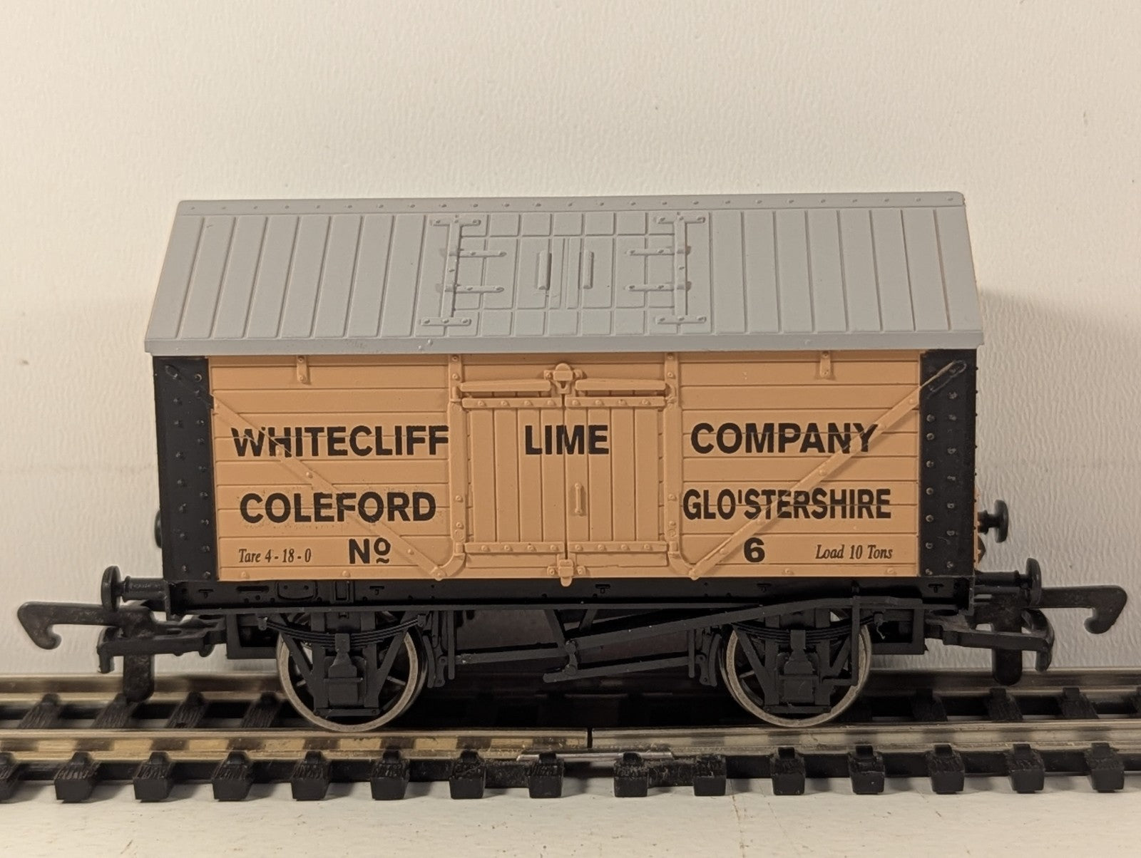 Dapol B729 OO Gauge Whitecliff Lime Company Closed Lime Wagon - Boxed