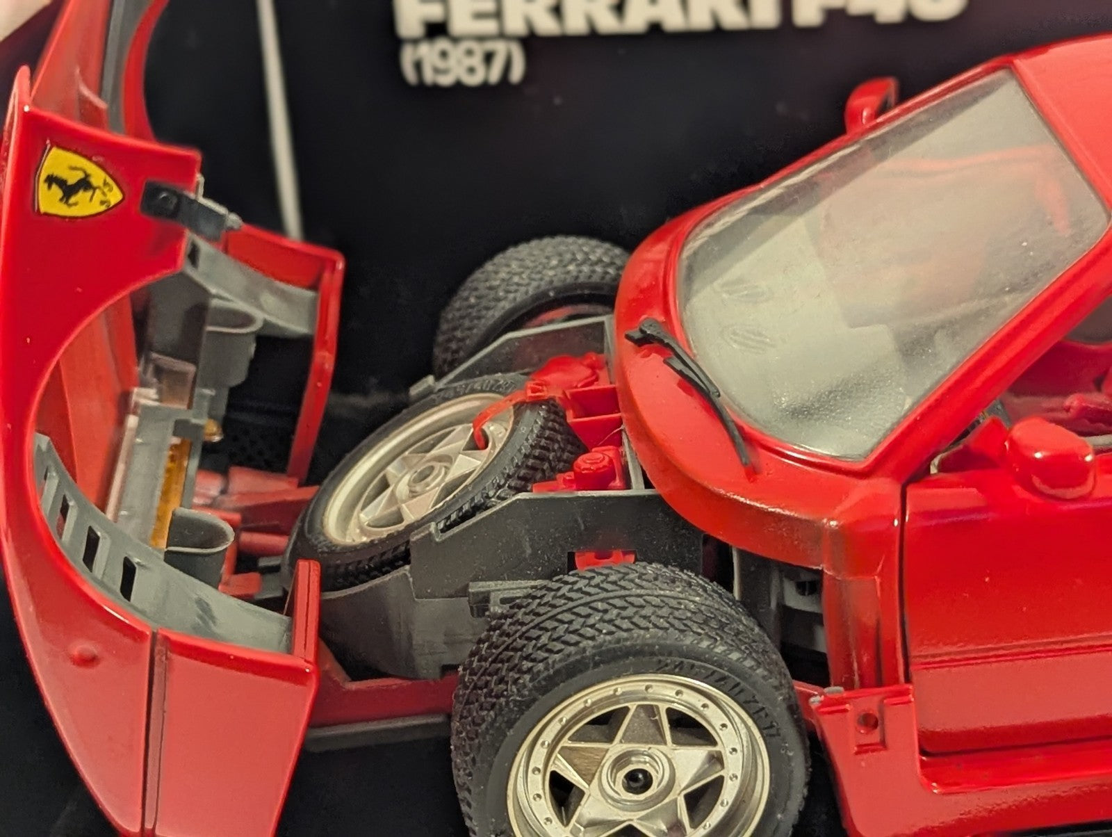 Bburago 1:18 Ferrari F40 (1987) Model Car Red 3032