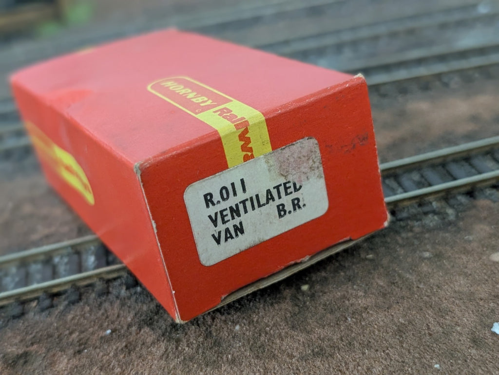 Tri-ang R11A OO Gauge BR 12 Ton Closed Van B784287 Bauxite