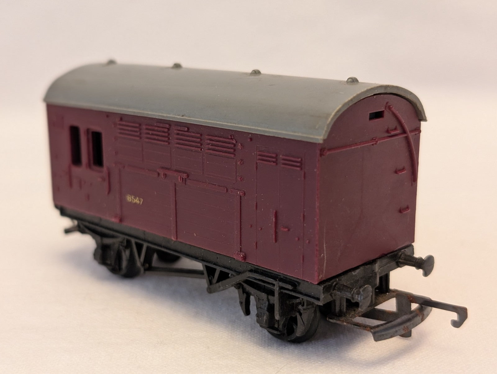 Tri-ang R123 OO Gauge BR Horse Box - Maroon