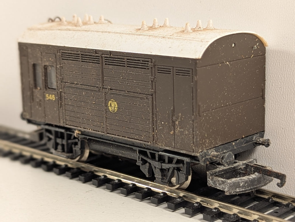 Lima 305625 OO Gauge GWR Horse Box No. 546 – GW Brown