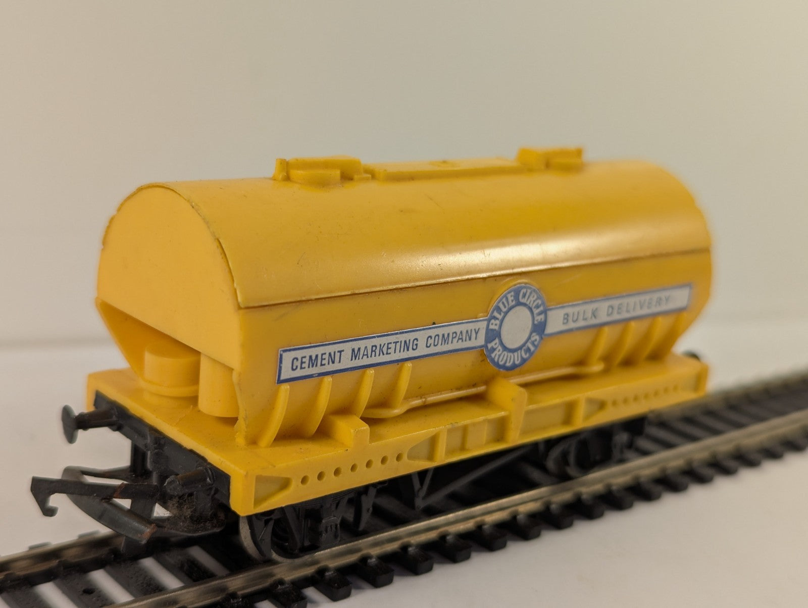 Tri-ang Hornby R564 OO Gauge Blue Circle Cement Wagon Yellow