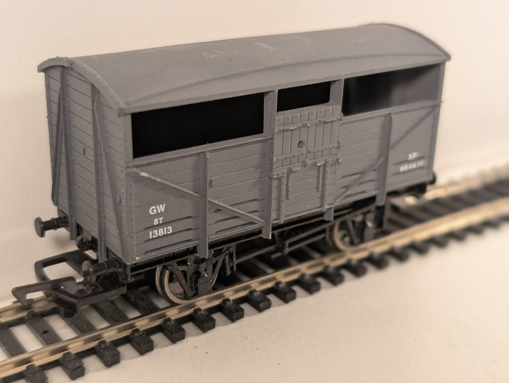 Dapol OO Gauge GWR 8-Ton Cattle Wagon No. 13813