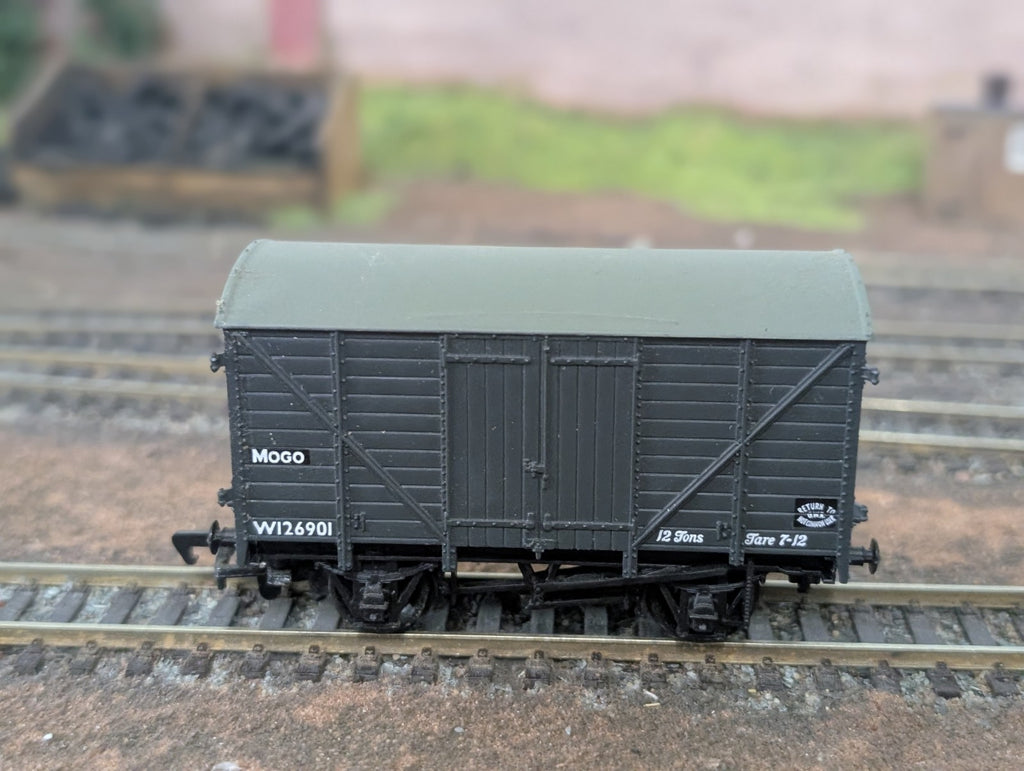 Bachmann 33-701 12 Ton Mogo Van Wagon W126901 in BR Grey Livery