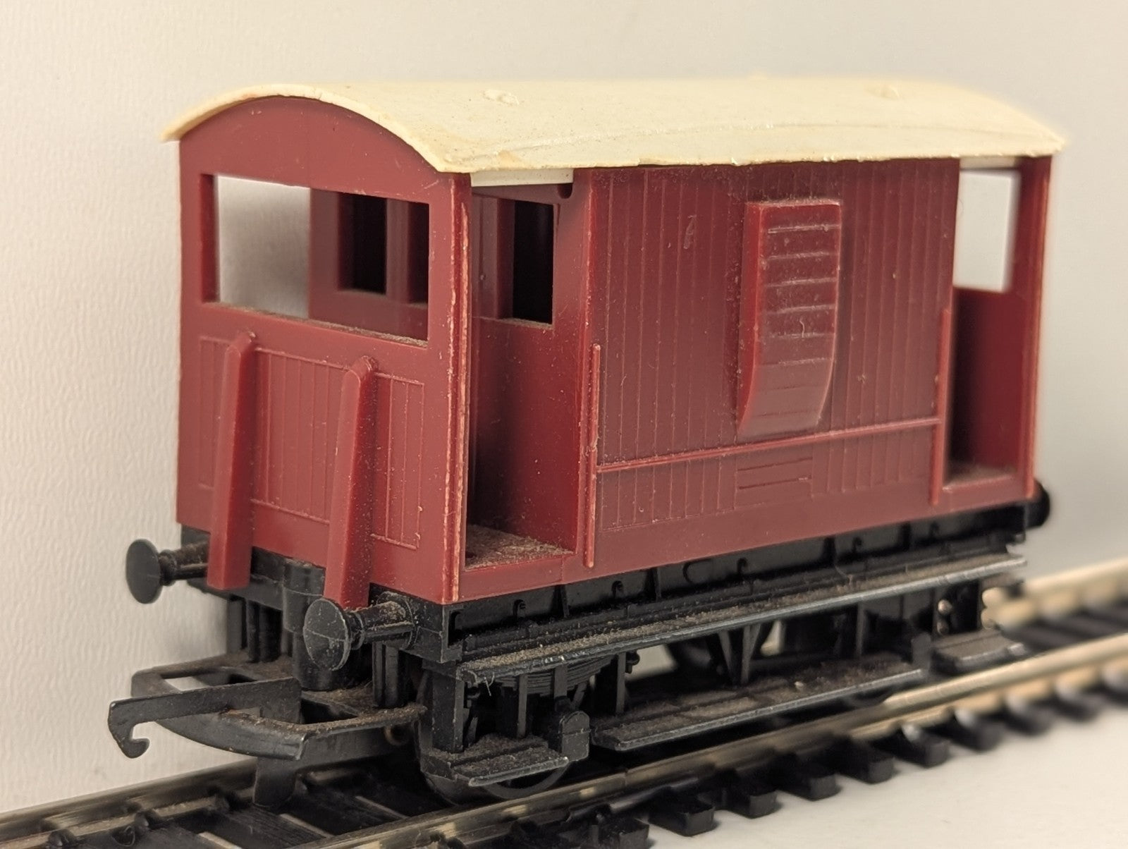 Tri-ang Railways R16 BR 20-Ton Brake Van Brown