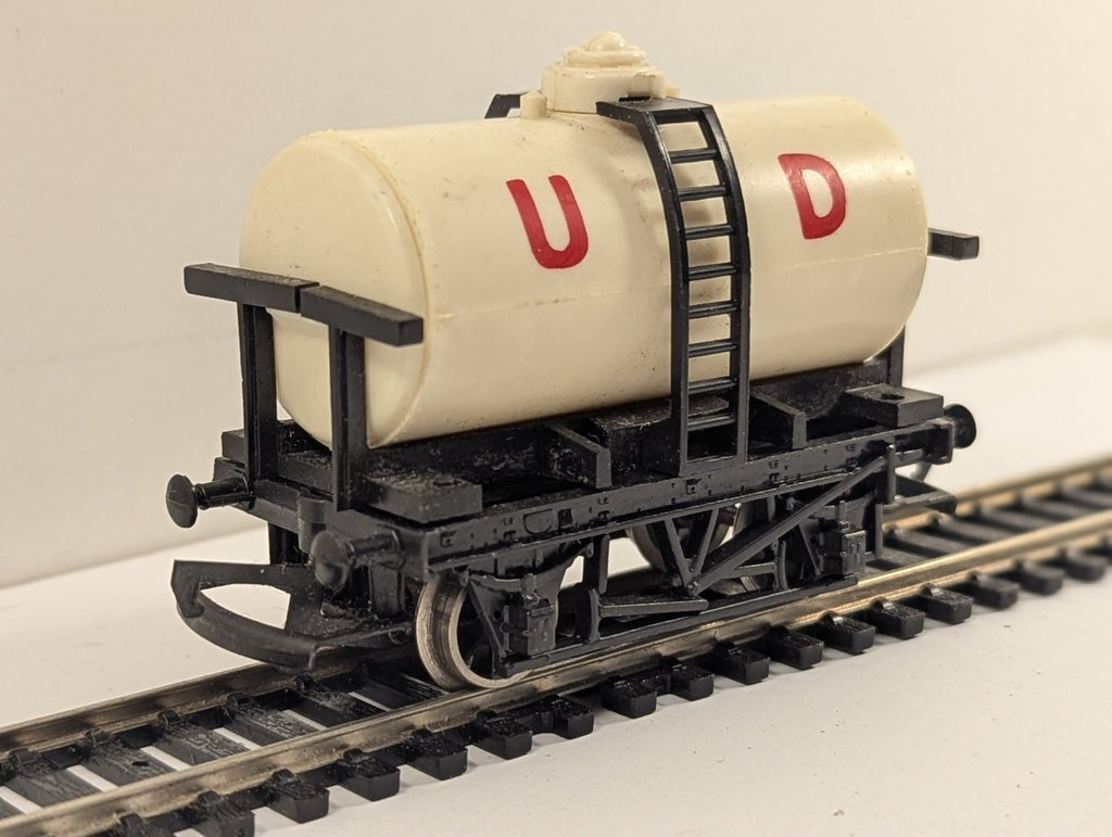 Tri-ang OO Gauge R125 United Dairies UD Milk Tank Wagon