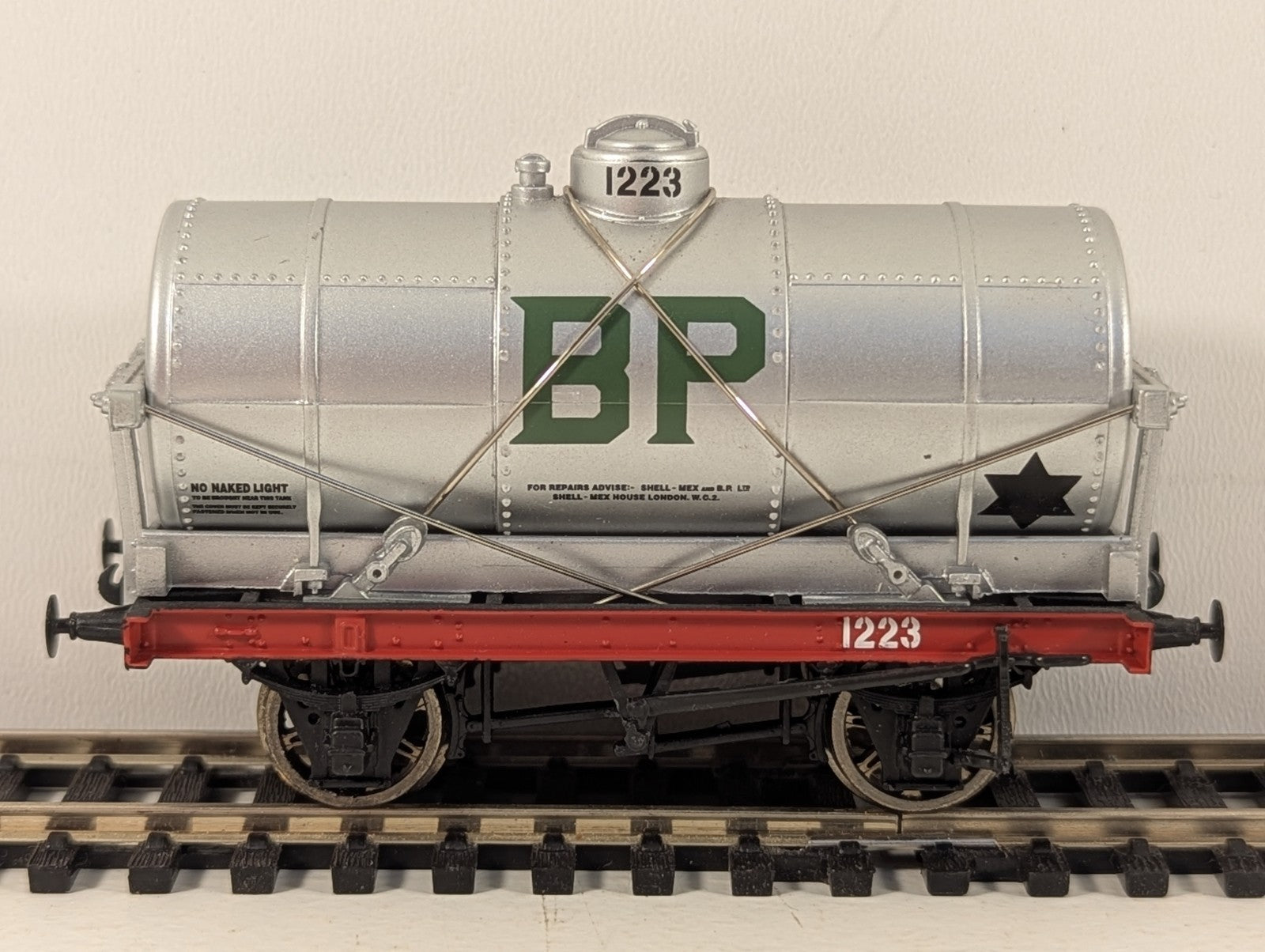 Bachmann A255713 OO Gauge 14 Ton Silver Tank Wagon BP/SHELL Missing Coupling