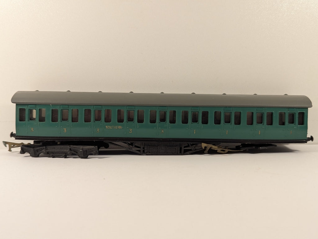 Graham Farish OO Gauge Southern Railway Green Third Class Coach - Boxed
