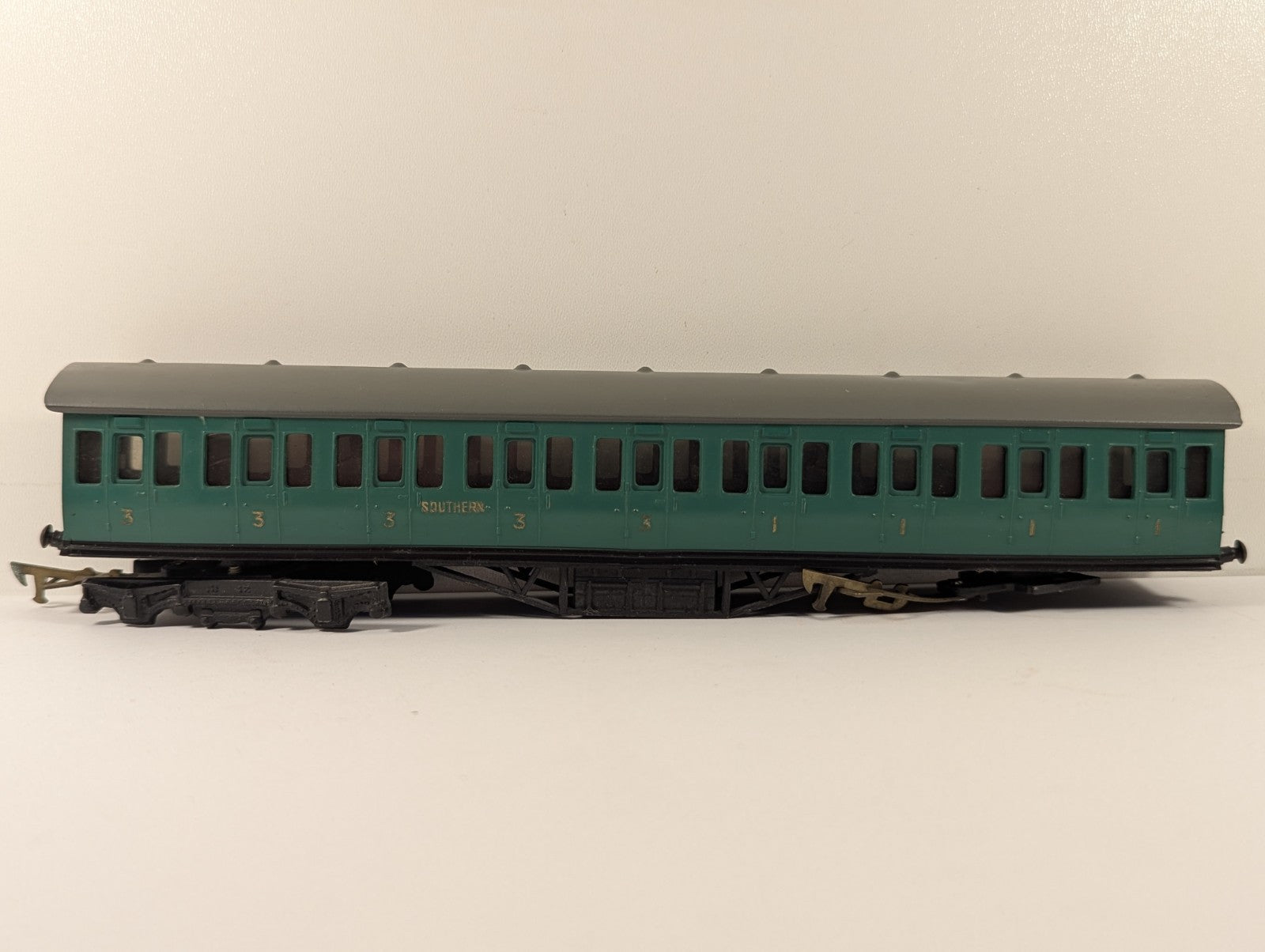 Graham Farish OO Gauge Southern Railway Green Third Class Coach - Boxed