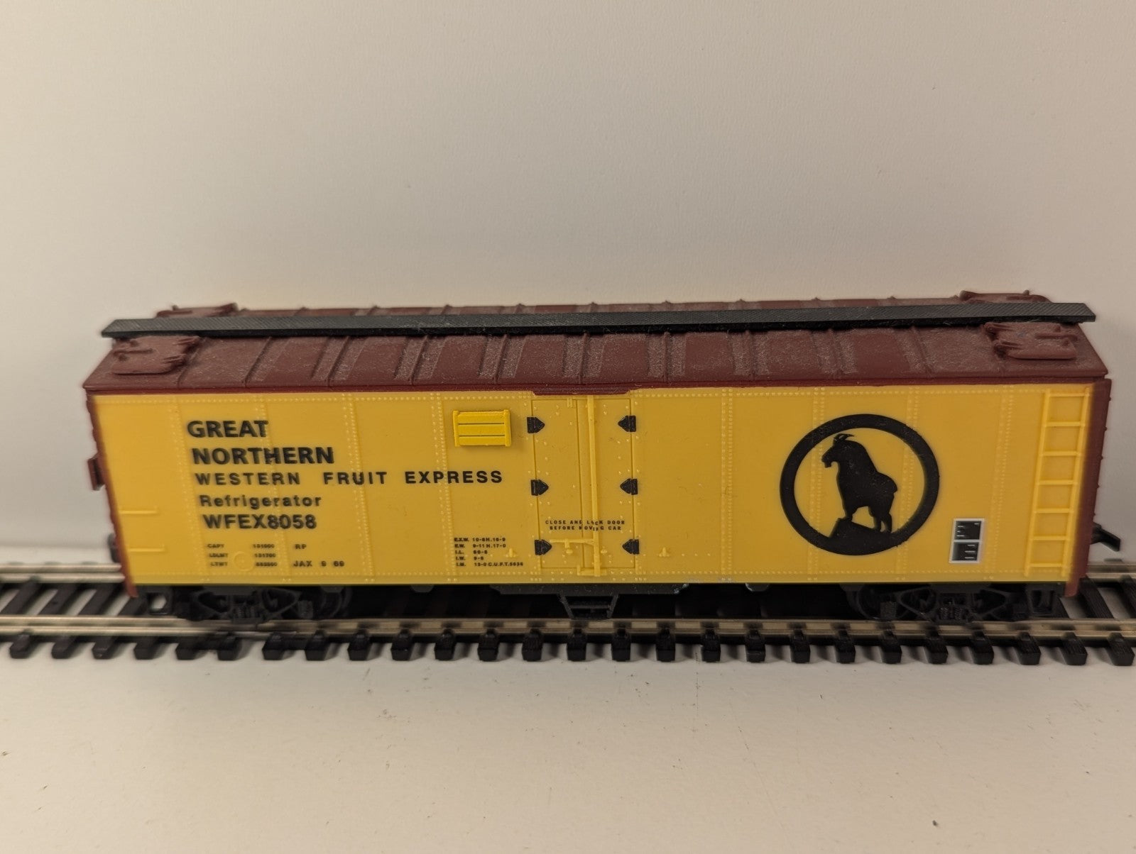 Athearn HO Gauge Western Fruit Express Refrigerator Car WFEX 8058