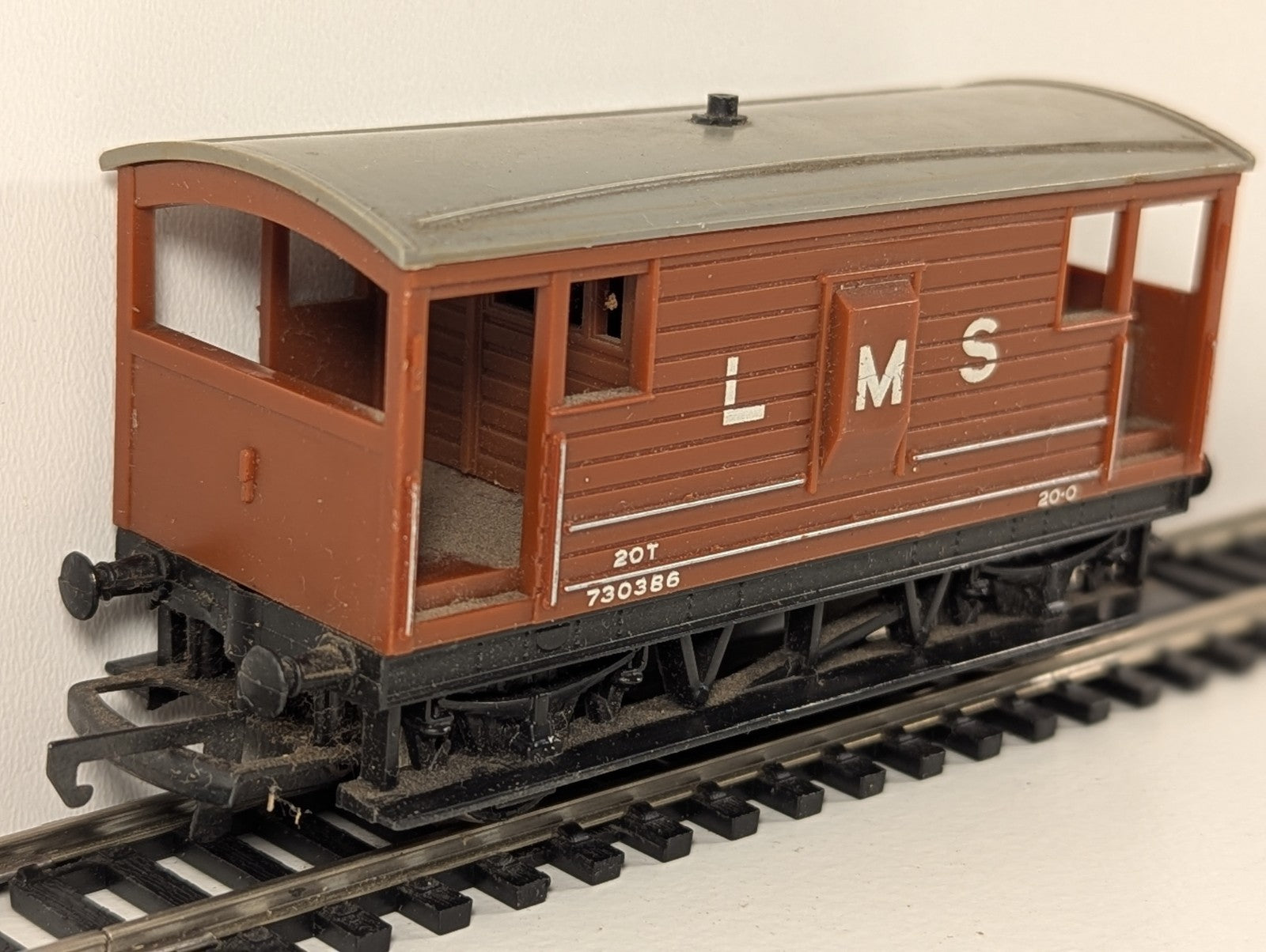 Hornby LMS 20-Ton Brake Van 730386 Brown OO Gauge