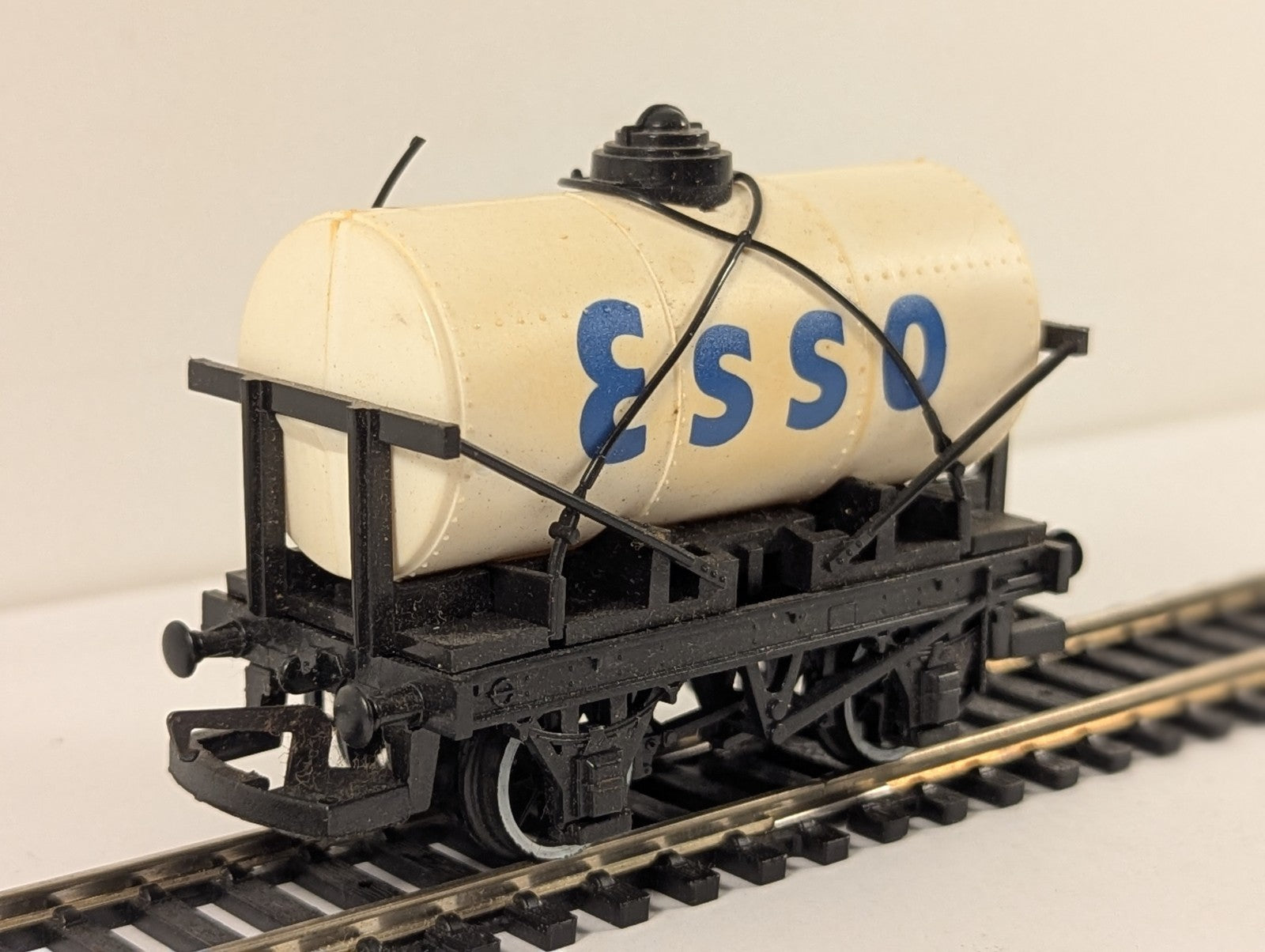 Hornby R713 Esso Tank Wagon OO Gauge - Damaged Plastic pipes