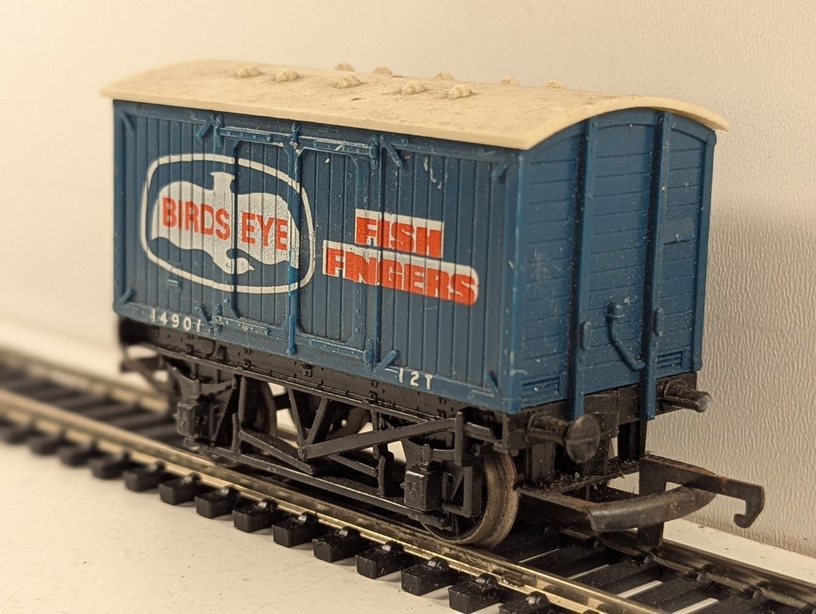 Hornby OO Gauge Birds Eye Fish Fingers Van Box Van 14901 Birds Eye